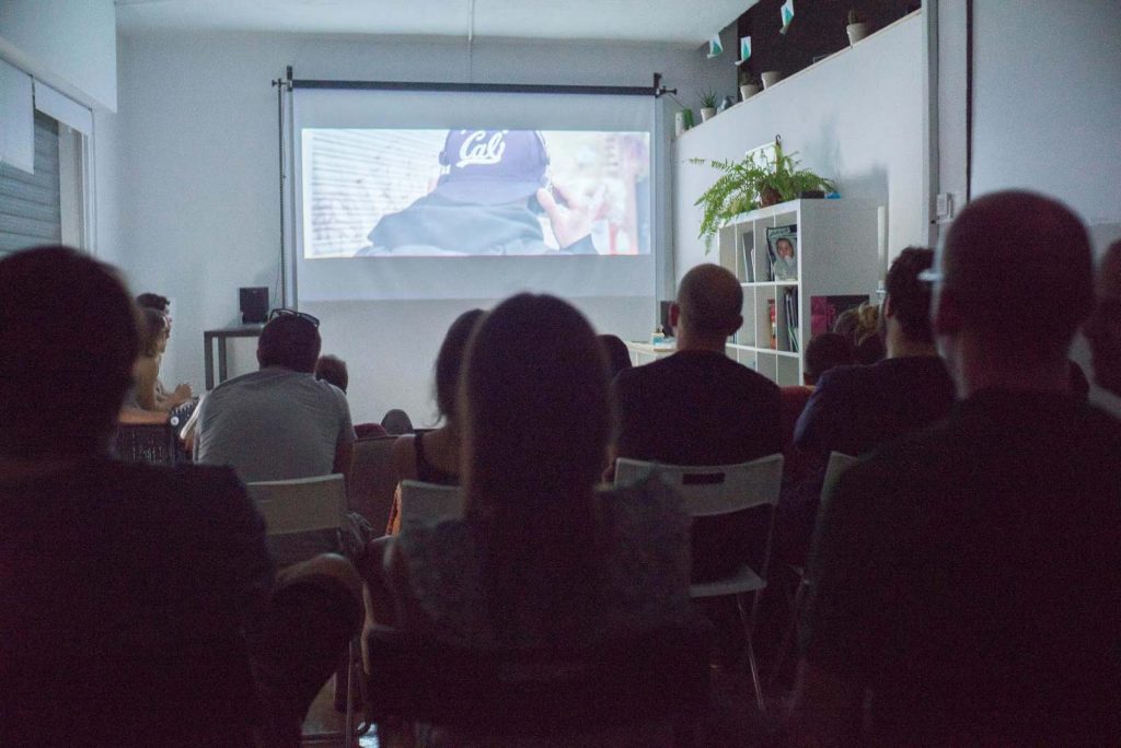 Deriva escuela de fotografía en Granada proyecciones audiovisuales en el espacio de Ínsula Sur